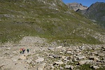 Fra poco attraverseremo il torrente centrale...... poi una breve risalita (si vede la traccia)
